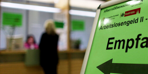 Eine Frau steht am Empfang der Arbeitsagentur in Köln Eine Frau steht am Empfang der Arbeitsagentur in Köln