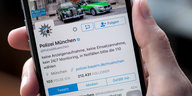 Der Twitter-Account der Münchner Polizei auf einem Smartphone