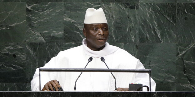 Gambias Präsident Yahya Jammeh am Rednerpult Gambias Präsident Yahya Jammeh am Rednerpult