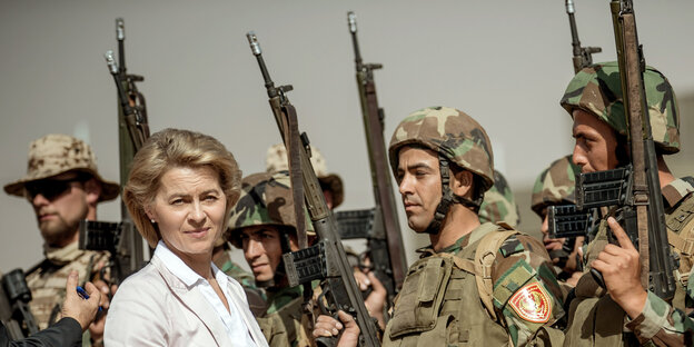 Ursula von der Leyen steht vor Kämpfern der kurdischen Peschmerga Ursula von der Leyen steht vor Kämpfern der kurdischen Peschmerga