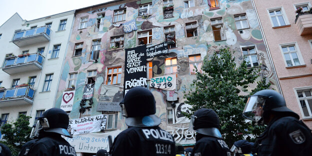Polizisten stehen vor dem besetzten Haus in der Rigaer Straße Polizisten stehen vor dem besetzten Haus in der Rigaer Straße