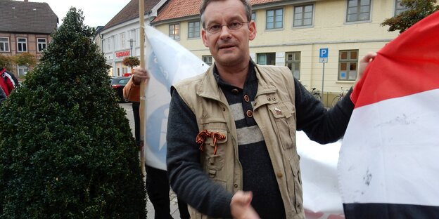Ein Mann zwischen Fahnen Ein Mann zwischen Fahnen