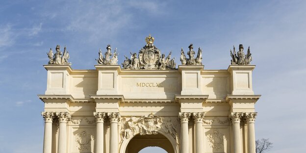 Das Brandenburger Tor in Potsdam vor bewölktem Himmel