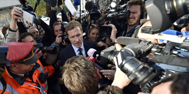 Paul Magnette, Ministerpräsident der Wallonie, ist umringt von Journalisten Paul Magnette, Ministerpräsident der Wallonie, ist umringt von Journalisten