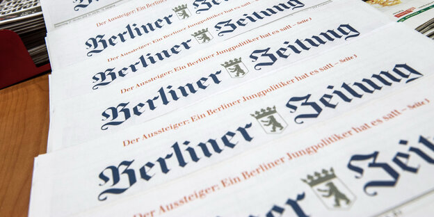 Exemplare der Berliner Zeitung auf einem Tisch Exemplare der Berliner Zeitung auf einem Tisch