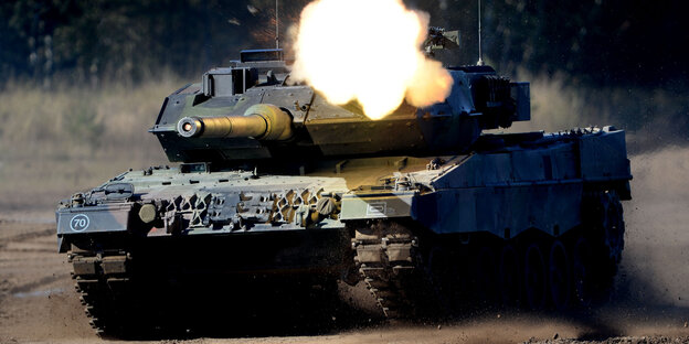 Ein Leopard-Panzer der Bundeswehr schießt auf einem Übungsgelände Ein Leopard-Panzer der Bundeswehr schießt auf einem Übungsgelände