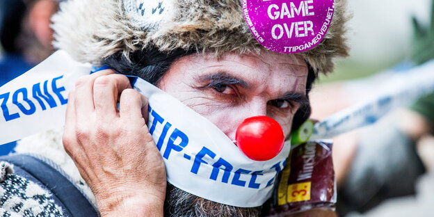 Ein Mann mit Clownsnase demonstriert gegen das Freihandelsabkommen Ceta Ein Mann mit Clownsnase demonstriert gegen das Freihandelsabkommen Ceta