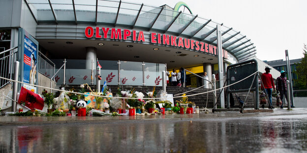 Blumen liegen vor dem Olympia Einkaufszentrum in München Blumen liegen vor dem Olympia Einkaufszentrum in München