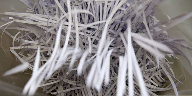 Geschreddertes Papier in einem Mülleimer Geschreddertes Papier in einem Mülleimer