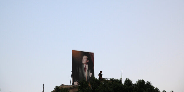 Ein Plakat des Staatsgründers Atatürk vor blassblauem HImmel Ein Plakat des Staatsgründers Atatürk vor blassblauem HImmel