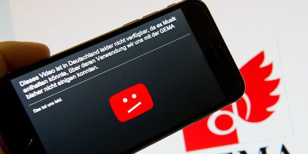 iPhone mit Sperrmeldung, die bisher vor einigen Videos geschaltet wurde iPhone mit Sperrmeldung, die bisher vor einigen Videos geschaltet wurde
