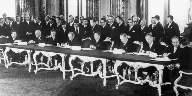 Historisches Foto der Staatsvertragsunterzeichnung 1955 Historisches Foto der Staatsvertragsunterzeichnung 1955