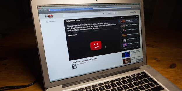 Ein Laptop mit einem auf Youtube gesperrten Video auf dem Display Ein Laptop mit einem auf Youtube gesperrten Video auf dem Display