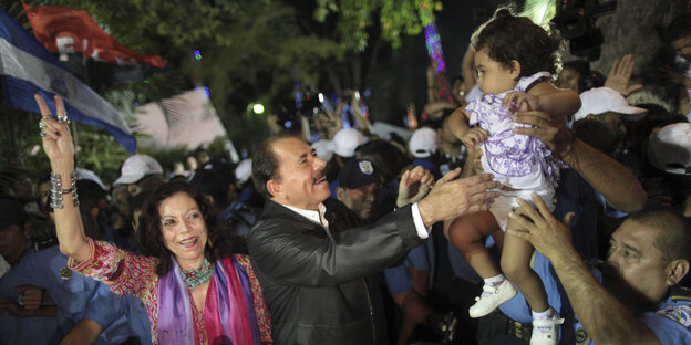 First Lady Rosario Murillo und Nicaraguas Präsident Daniel Ortega lassen sich inmitten einer Menschenmenge bejubeln First Lady Rosario Murillo und Nicaraguas Präsident Daniel Ortega lassen sich inmitten einer Menschenmenge bejubeln