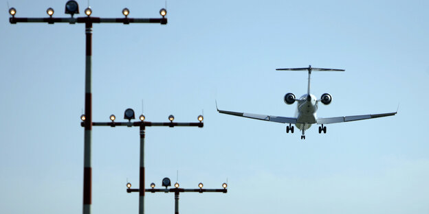 Ein Flugzeug im Landeanflug.