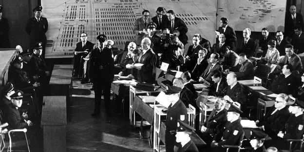 Blick in den Verhandlungssaal während des Auschwitz-Prozesses 1963 in Frankfurt