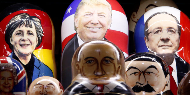 Russische Matroschka-Puppen zeigen die Porträts von Angela Merkel, Donald Trump, Francois Holland und anderen Politiker_innen Russische Matroschka-Puppen zeigen die Porträts von Angela Merkel, Donald Trump, Francois Holland und anderen Politiker_innen