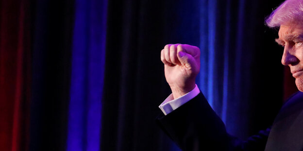Trump mit geballter Faust Trump mit geballter Faust