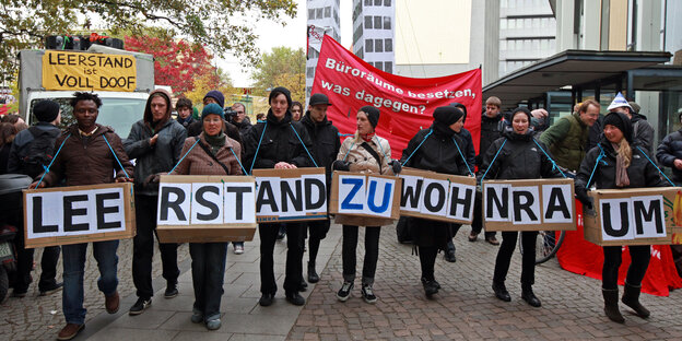 Demonstranten tragen ein Banner mit dem Slogan "Leerstand zu Wohnraum" Demonstranten tragen ein Banner mit dem Slogan "Leerstand zu Wohnraum"