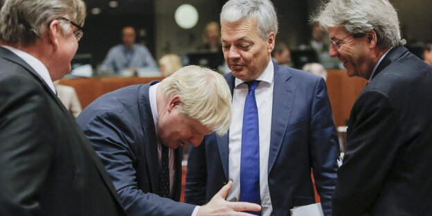 Boris Johnson verneigt sich zwischen drei Amtskollegen Boris Johnson verneigt sich zwischen drei Amtskollegen