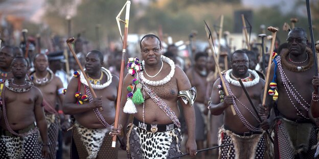 Männer aus Swasiland in traditioneller Kleidung Männer aus Swasiland in traditioneller Kleidung