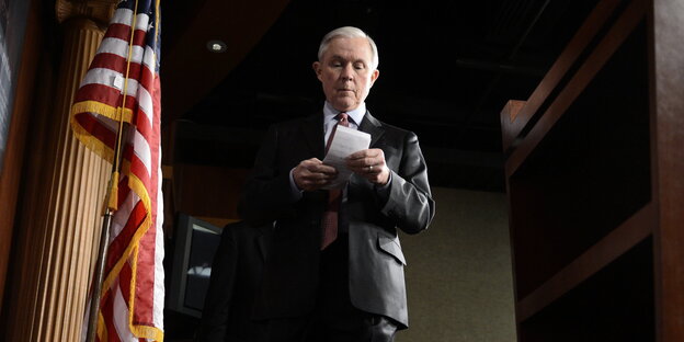 Der republikanische Senator Jeff Sessions tritt von einem Podium und guckt dabei auf ein Stück Papier in seiner Hand Der republikanische Senator Jeff Sessions tritt von einem Podium und guckt dabei auf ein Stück Papier in seiner Hand