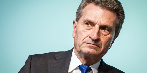 Oettinger guckt zur Seite Oettinger guckt zur Seite