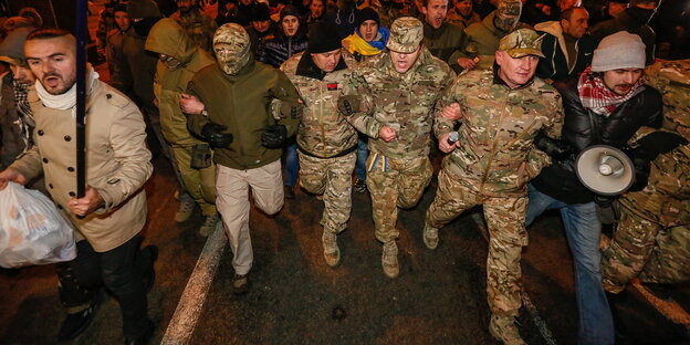 Rechtsradikale gedenken des dritten Jahrestages des Maidan Rechtsradikale gedenken des dritten Jahrestages des Maidan