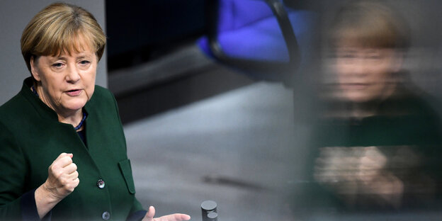 Bundeskanzlerin Angela Merkel steht am Rednerpult im Bundestag und hält eine Rede Bundeskanzlerin Angela Merkel steht am Rednerpult im Bundestag und hält eine Rede