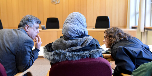 Die Asylbewerberin aus Syrien sitzt mit ihrer Anwältin und ihrem Übersetzer im Verhandlungssaal des Oberverwaltungsgerichtes in Schwesig Die Asylbewerberin aus Syrien sitzt mit ihrer Anwältin und ihrem Übersetzer im Verhandlungssaal des Oberverwaltungsgerichtes in Schwesig