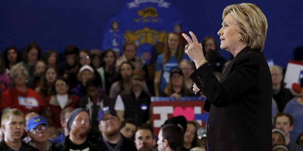 Clinton spricht vor einem Publikum Clinton spricht vor einem Publikum