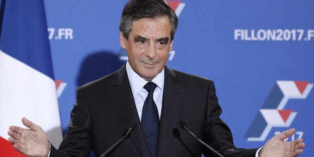 François Fillon mit ausgebreiteten Armen François Fillon mit ausgebreiteten Armen