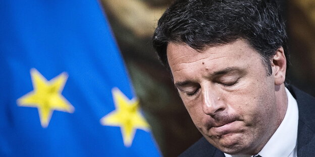 Matteo Renzi mit geschlossenen Augen neben einer Europa-Fahne Matteo Renzi mit geschlossenen Augen neben einer Europa-Fahne