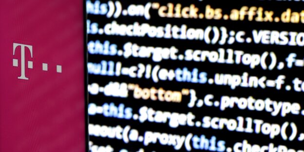 Ein Bildschirm zeigt irgendwelchen Random Computer-Code neben einem Telekom-Logo Ein Bildschirm zeigt irgendwelchen Random Computer-Code neben einem Telekom-Logo