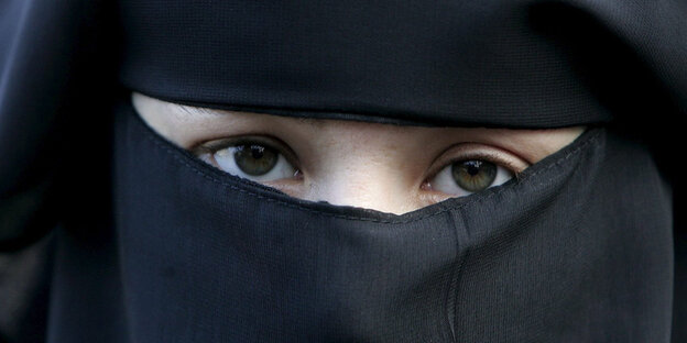 Nur die Augen der Frau sind unter der schwarzen Burka zu erkennen Nur die Augen der Frau sind unter der schwarzen Burka zu erkennen