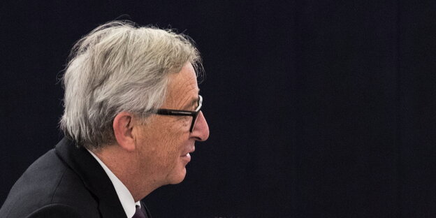 Das Profil von EU-Kommissionspräsident Jean-Claude Juncker vor einem schwarzen Hintergrund Das Profil von EU-Kommissionspräsident Jean-Claude Juncker vor einem schwarzen Hintergrund