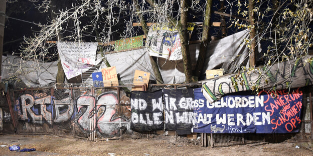 Mit Transparenten geschmückter Zaun vor der Berliner Wohnprojekt Köpi Mit Transparenten geschmückter Zaun vor der Berliner Wohnprojekt Köpi