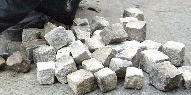 Steinhaufen auf der Straße Steinhaufen auf der Straße