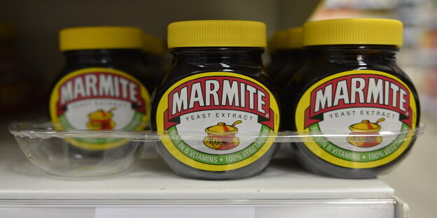 Marmite-Packungen in einem Supermarktregal Marmite-Packungen in einem Supermarktregal