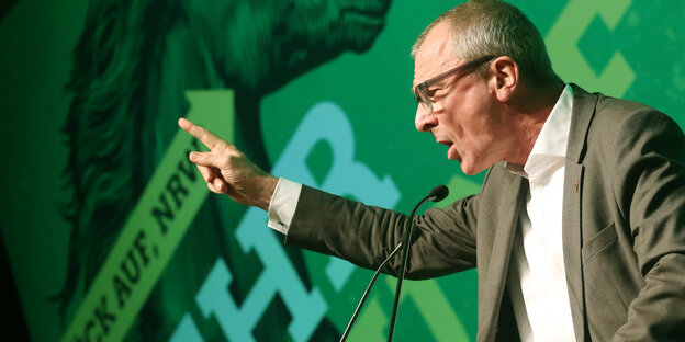 Volker Beck fässt sich mit der Hand an den Kopf Volker Beck fässt sich mit der Hand an den Kopf