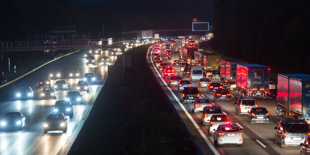 blau und rot leuchten die Spuren auf der Autobahn