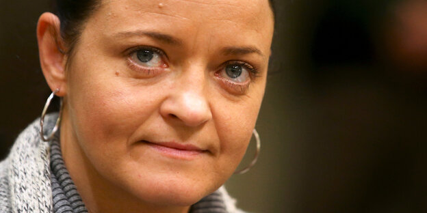 NSU-Angeklagte Beate Zschäpe guckt in die Kamera NSU-Angeklagte Beate Zschäpe guckt in die Kamera