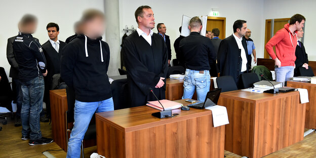 Angeklagte bei Gericht Angeklagte bei Gericht