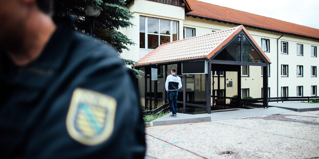 Die Schulter eines sächsischen Polizisten vor einer Flüchtlingsunterkunft Die Schulter eines sächsischen Polizisten vor einer Flüchtlingsunterkunft