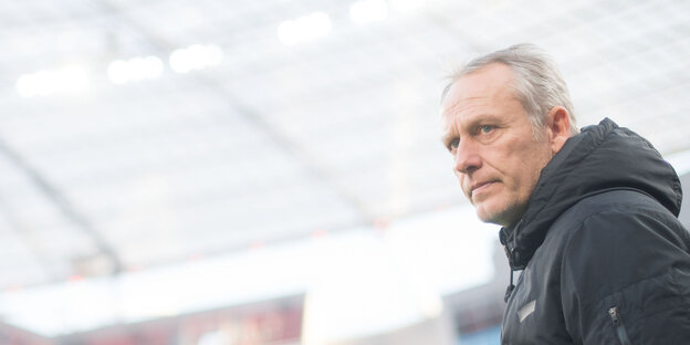 Freiburgs Trainer Christian Streich blickt vor der Partie ins Stadion Freiburgs Trainer Christian Streich blickt vor der Partie ins Stadion
