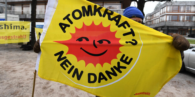 Eine gelbe Flagge mit der Aufschrift "Atomkraft? Nein danke" Eine gelbe Flagge mit der Aufschrift "Atomkraft? Nein danke"