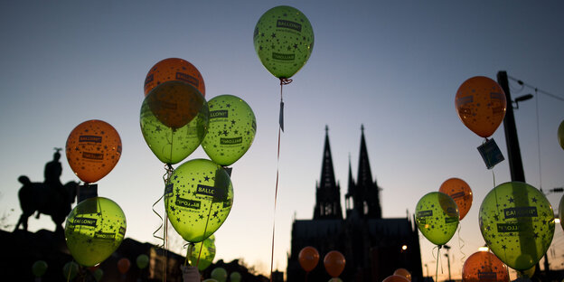 Mit roten und grünen Luftballons wird in Köln gegen Gewalt an Frauen demonstriert Mit roten und grünen Luftballons wird in Köln gegen Gewalt an Frauen demonstriert