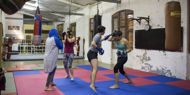 Frauen boxen in einem Sportstudio Frauen boxen in einem Sportstudio