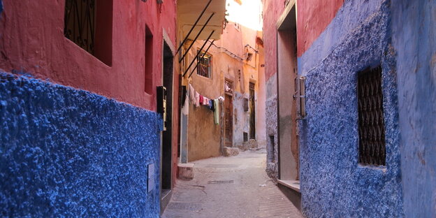 Eine Gasse. Die Wände in rot und blau gestrichen. Eine Gasse. Die Wände in rot und blau gestrichen.