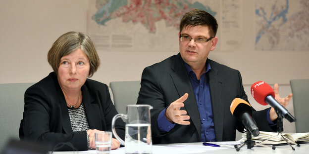 Katrin Lompscher und Andrej Hom sitzen an einem Tisch bei einer Pressekonferenz Katrin Lompscher und Andrej Hom sitzen an einem Tisch bei einer Pressekonferenz